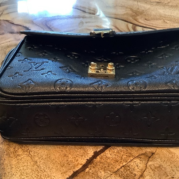 Faux Louis Black Embossed Leather Crossbody Bag with Gold-Tone Lock - Picture 4 of 4